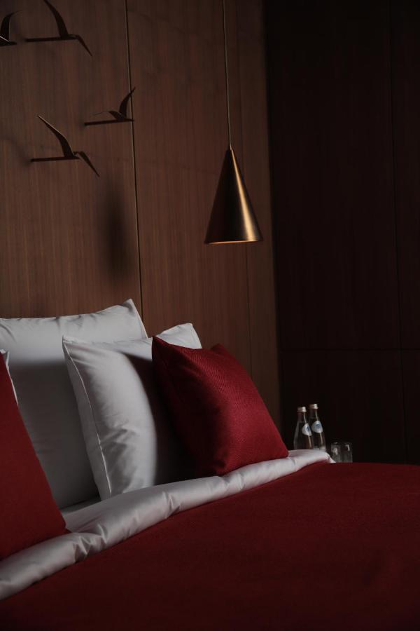 The Veil Hotel Astana Exterior foto A bed with a red pillow